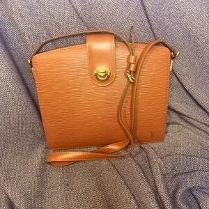 🧡🧡🧡UNIQUE LV Epi- classy, sassy, and beautiful! Much like its new owner? 😇